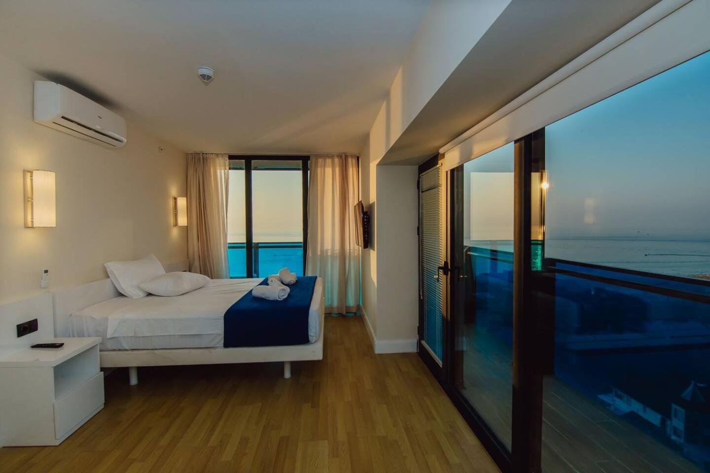 Luxury Orbi City Sea View Aparthotel บาทูมิ ภายนอก รูปภาพ