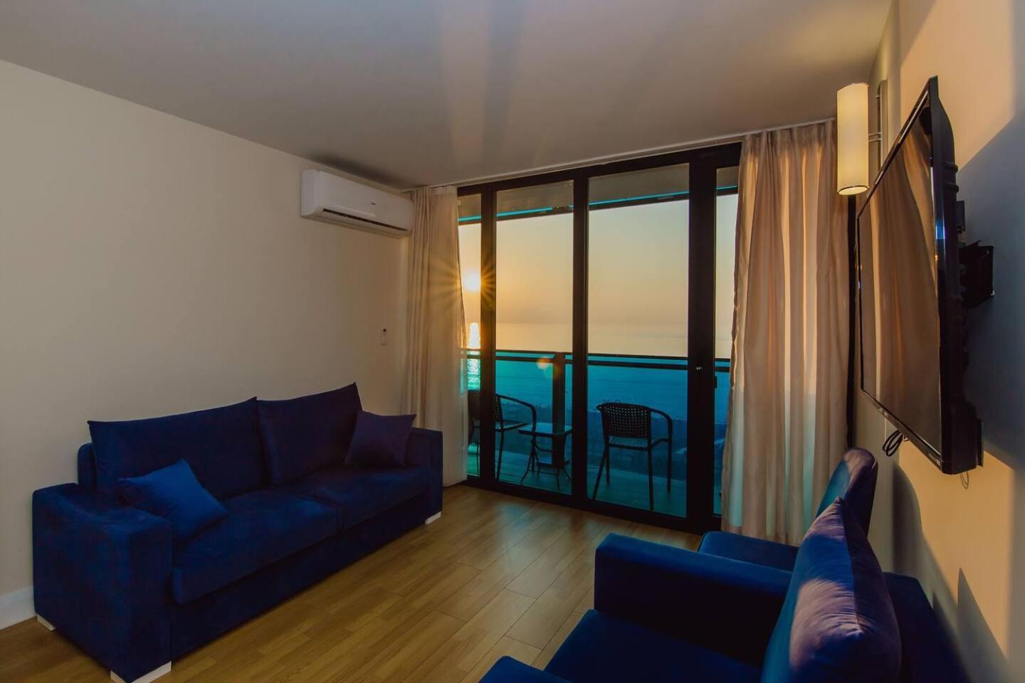 Luxury Orbi City Sea View Aparthotel บาทูมิ ภายนอก รูปภาพ