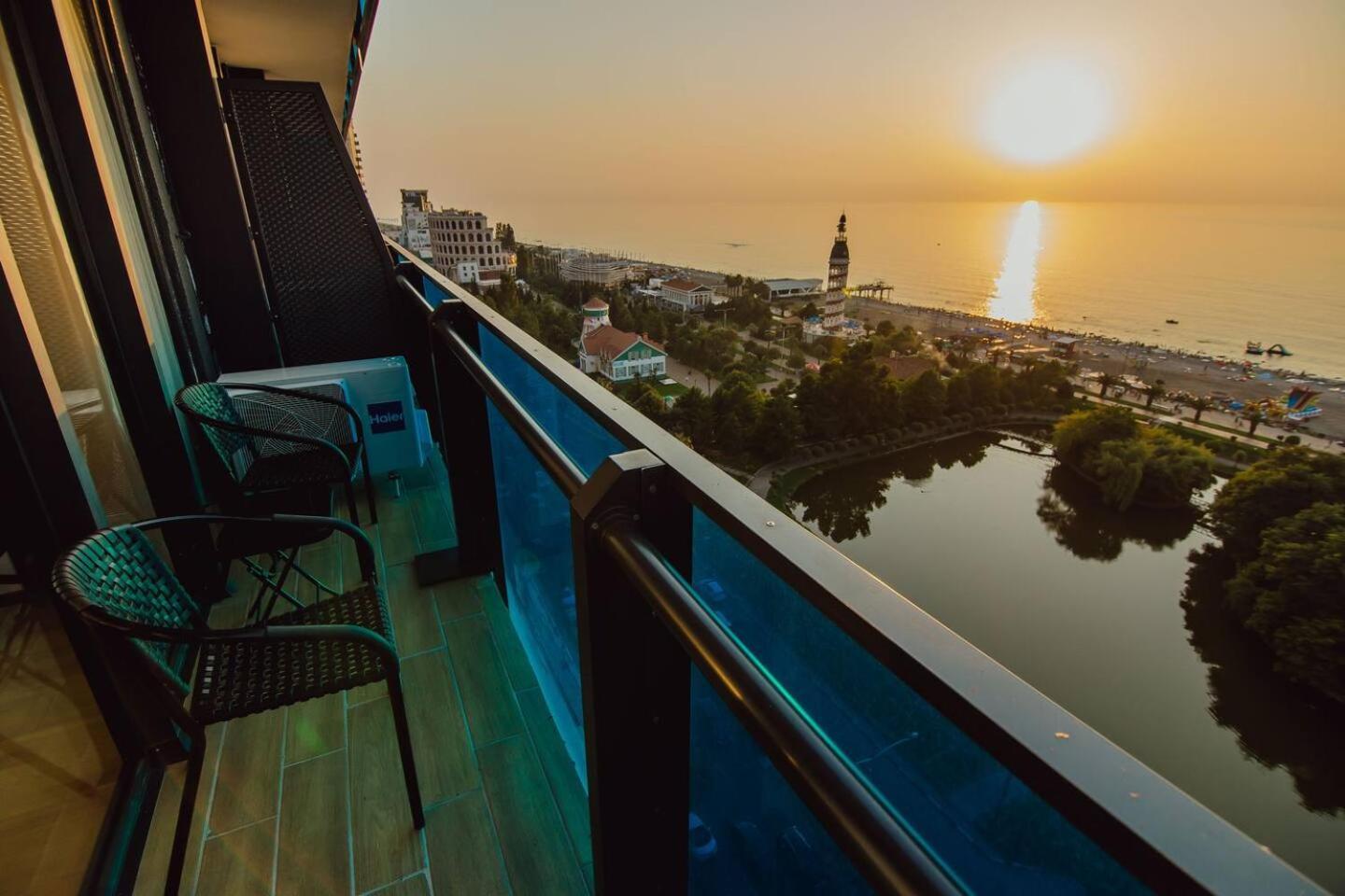 Luxury Orbi City Sea View Aparthotel บาทูมิ ภายนอก รูปภาพ